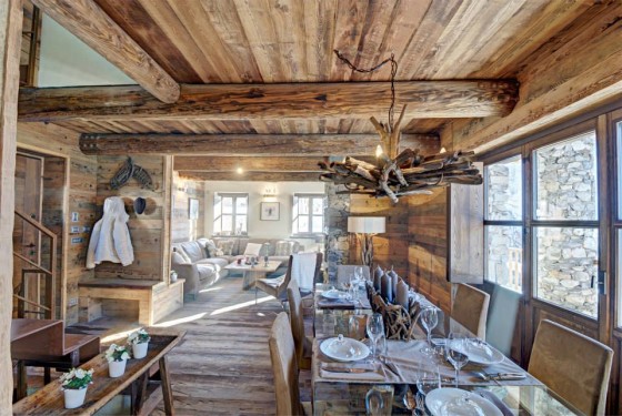 Conception de salle à manger rustique avec lampe tronc d'arbre