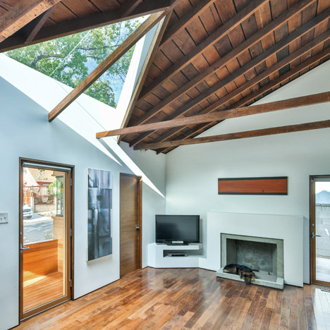Design de salon modernisé avec un plafond en bois