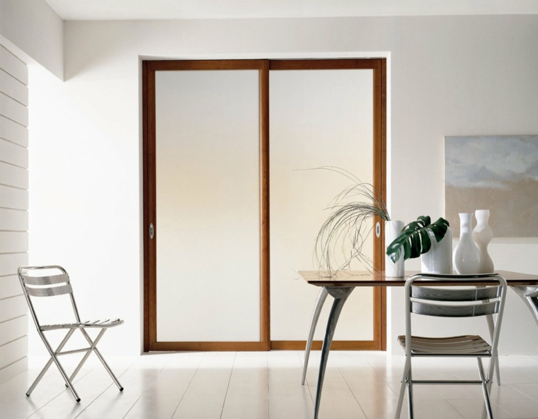portes-coulissantes-idées-salles-a-manger-chaises-contrastes-aluminium