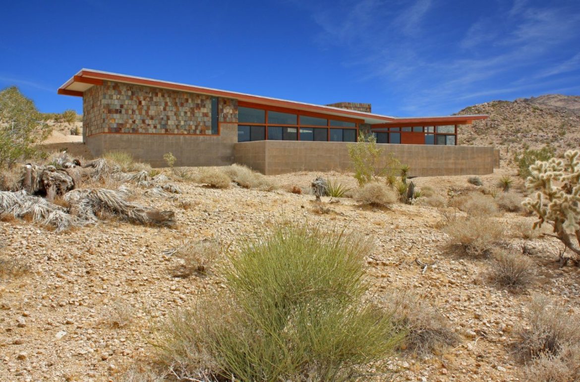 Diseño casa rural de hormigón y piedra