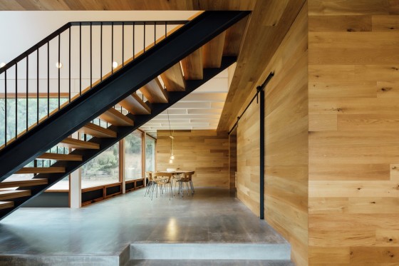 Passage sous des escaliers en acier et en bois