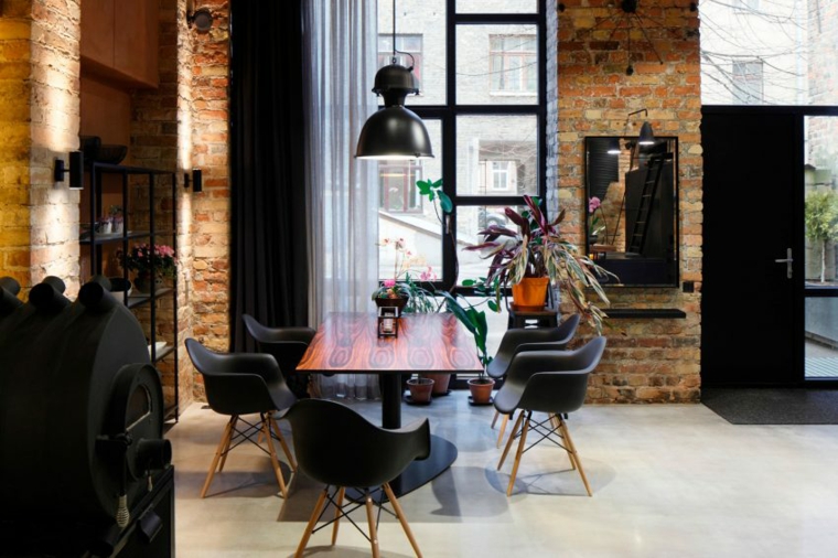 Chaises Eames d'intérieur de salle à manger moderne