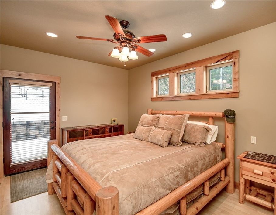 Chambre à coucher rustique avec lit en bois