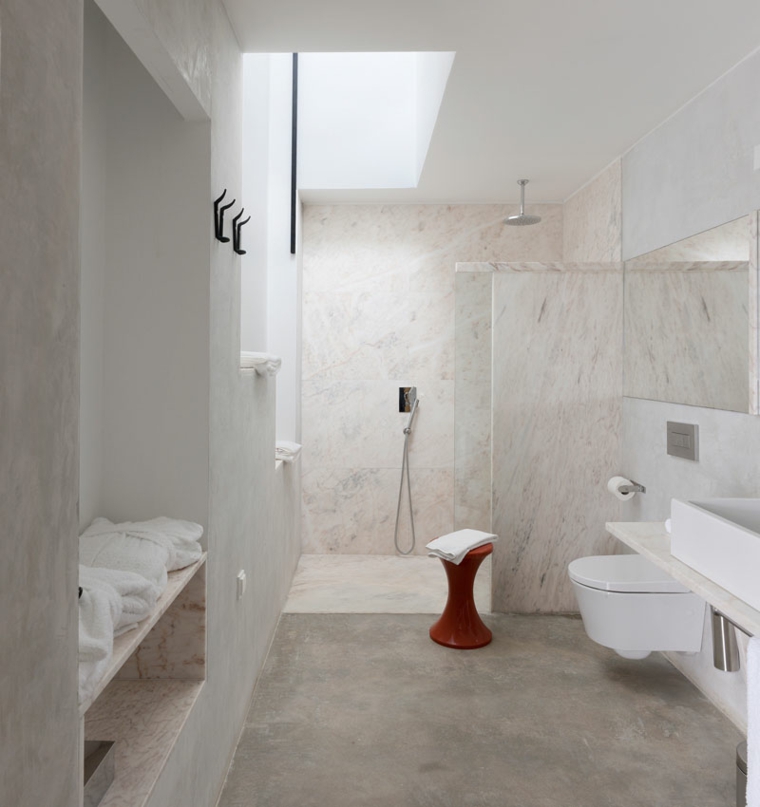 salle de bain spacieuse sol en béton ciré idées de conception de maison