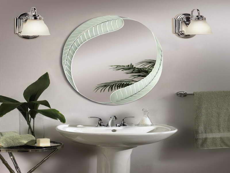des miroirs modernes décorent la salle de bain