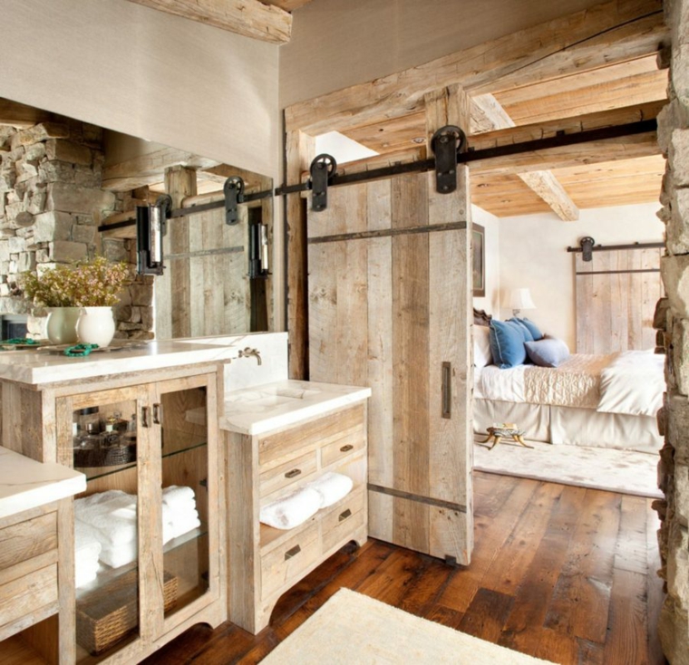 salle de bain avec porte coulissante en bois
