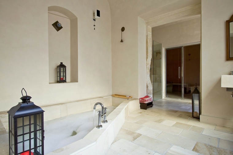 chauffage par le sol salle de bain en pierre design simple idées de couleur claire
