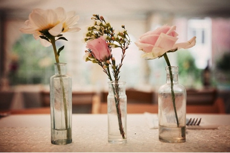 décor à la maison vintage bouteilles fleurs