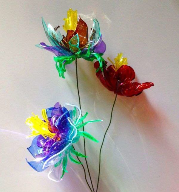 Artisanat de la fête des mères avec des bouteilles en plastique de fleurs colorées 