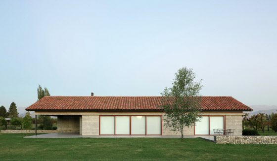 Maison de campagne en béton avec toits à pignon