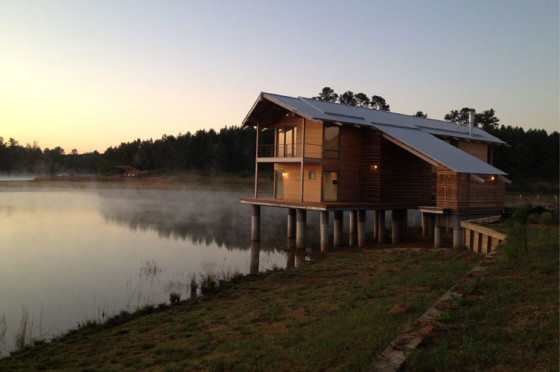 Conception de maison en bois sur le lac