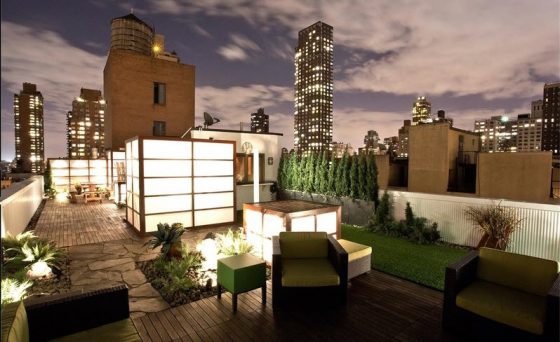 Conception de jardin de style japonais sur le toit d'un immeuble 