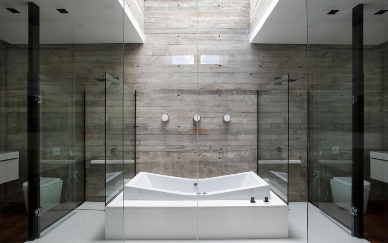 Salle de bain avec mur en béton