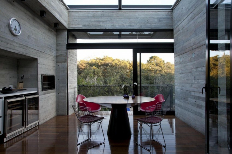 maison mur en béton salle à manger cuisine mêmes espaces idées