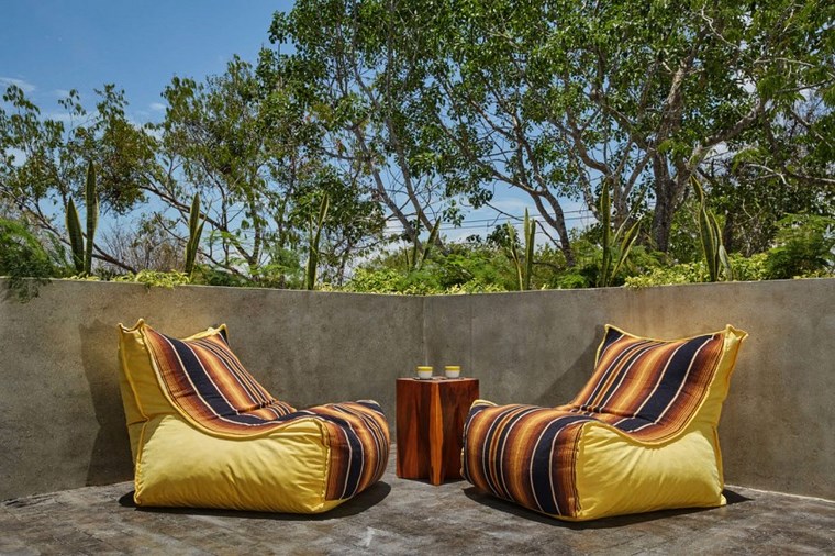 maison design mexico terrasse fauteuils jaunes idées confortables