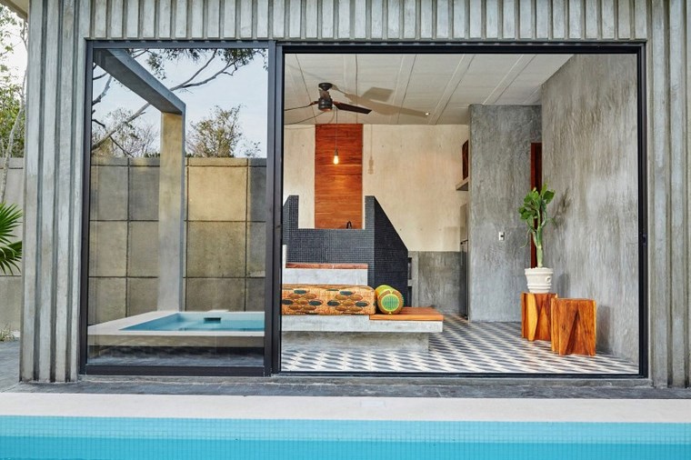 mexique-maison-design-portes-en-verre-jardin