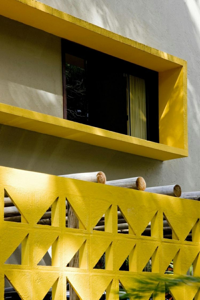 conception originale de la façade de la maison jaune