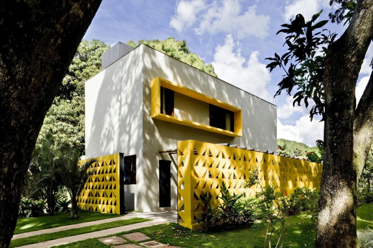 façade de maison jaune