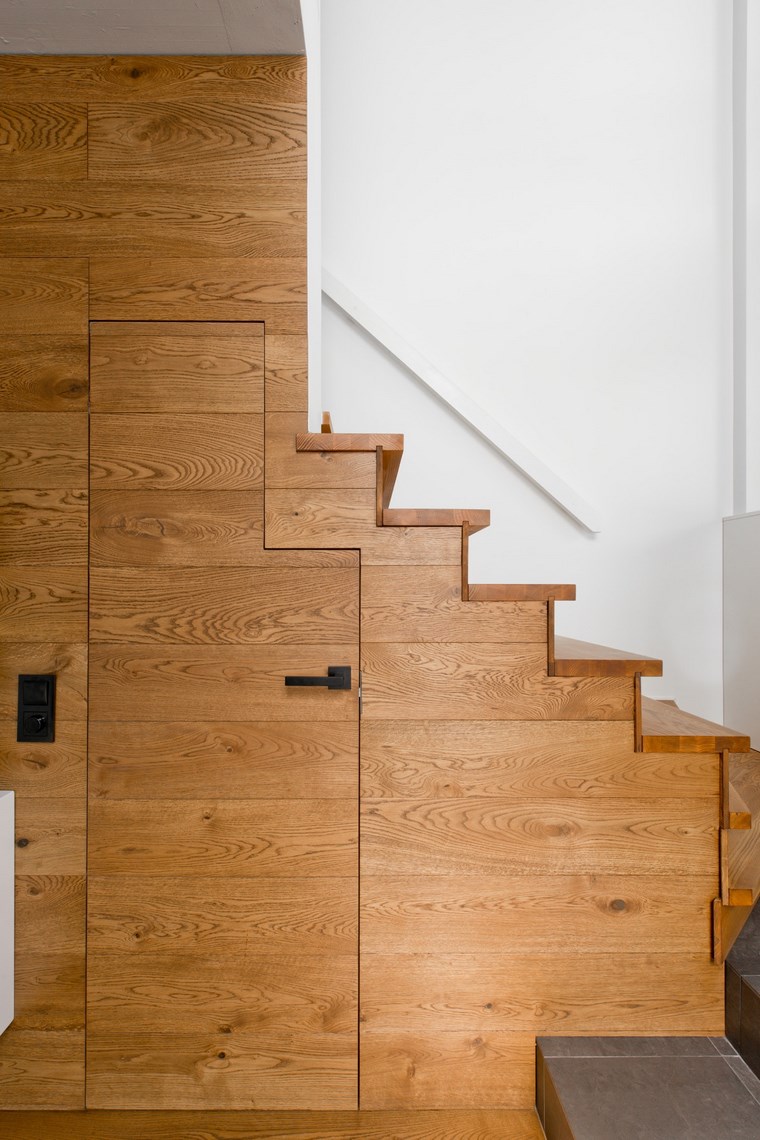 salon de style scandinave avec escalier en bois