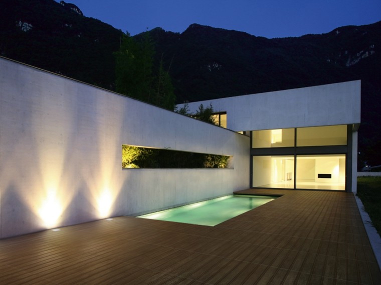 les carreaux imitent les idées de style minimaliste de piscine de jardin en bois
