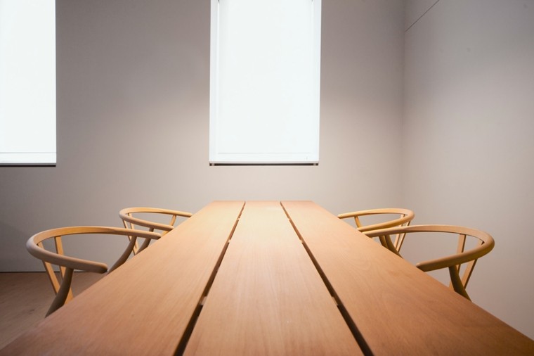 table à manger de style minimaliste en bois