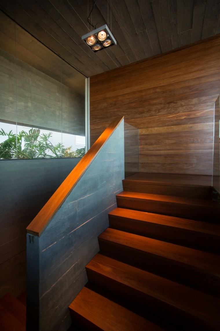 escalier maison mur feuilles de bois belles idées