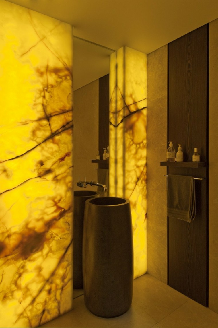 idées créatives mur éclairé jaune salle de bain luxueuse moderne