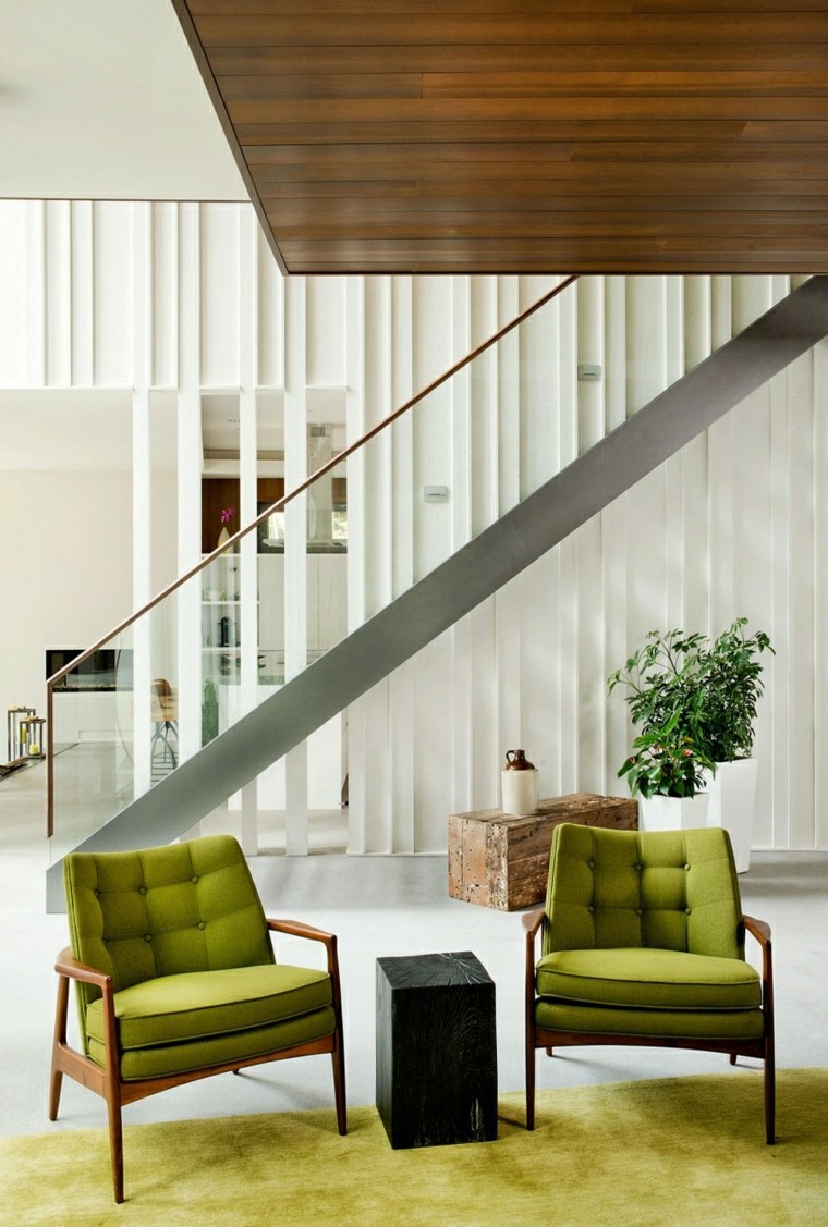 tôles mur blanc maison fauteuils verts
