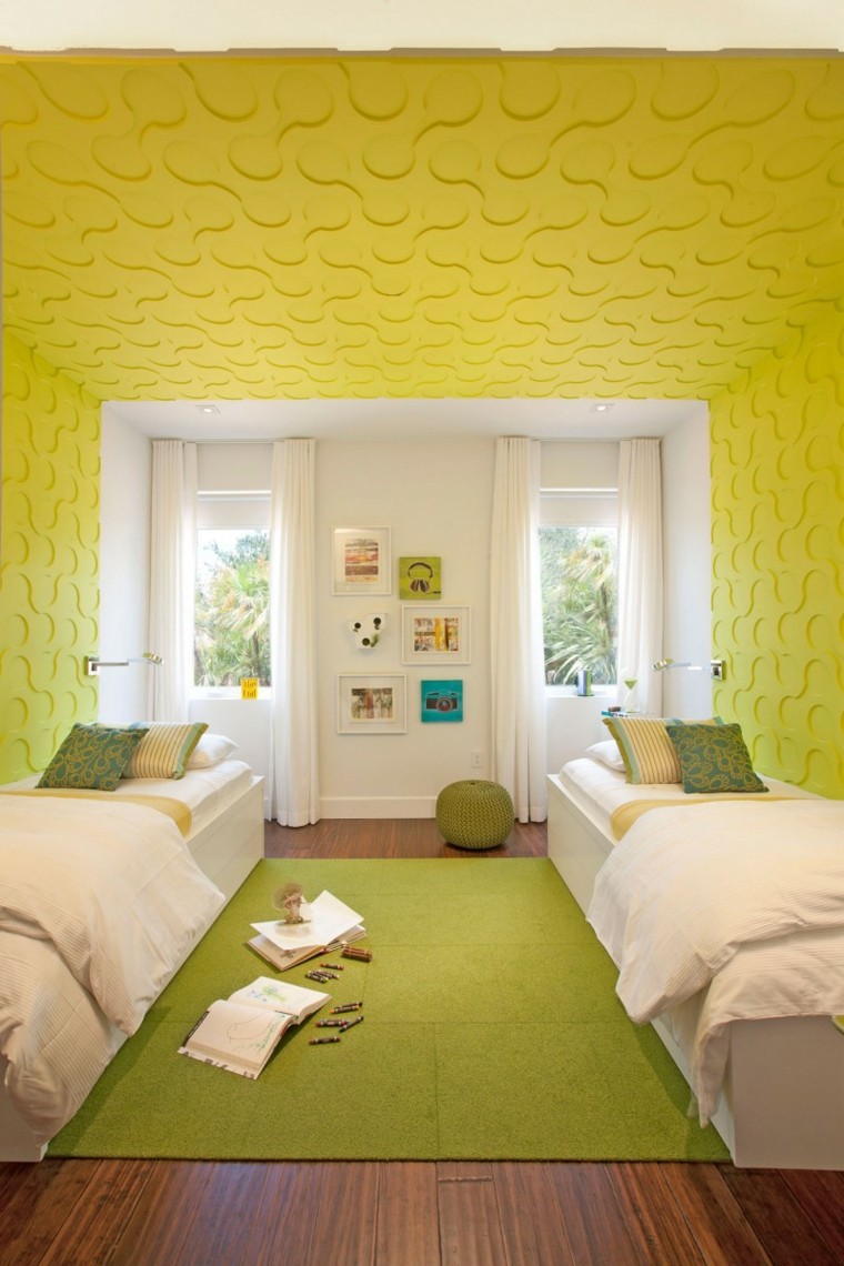 mur jaune deux lits idées de chambre moderne