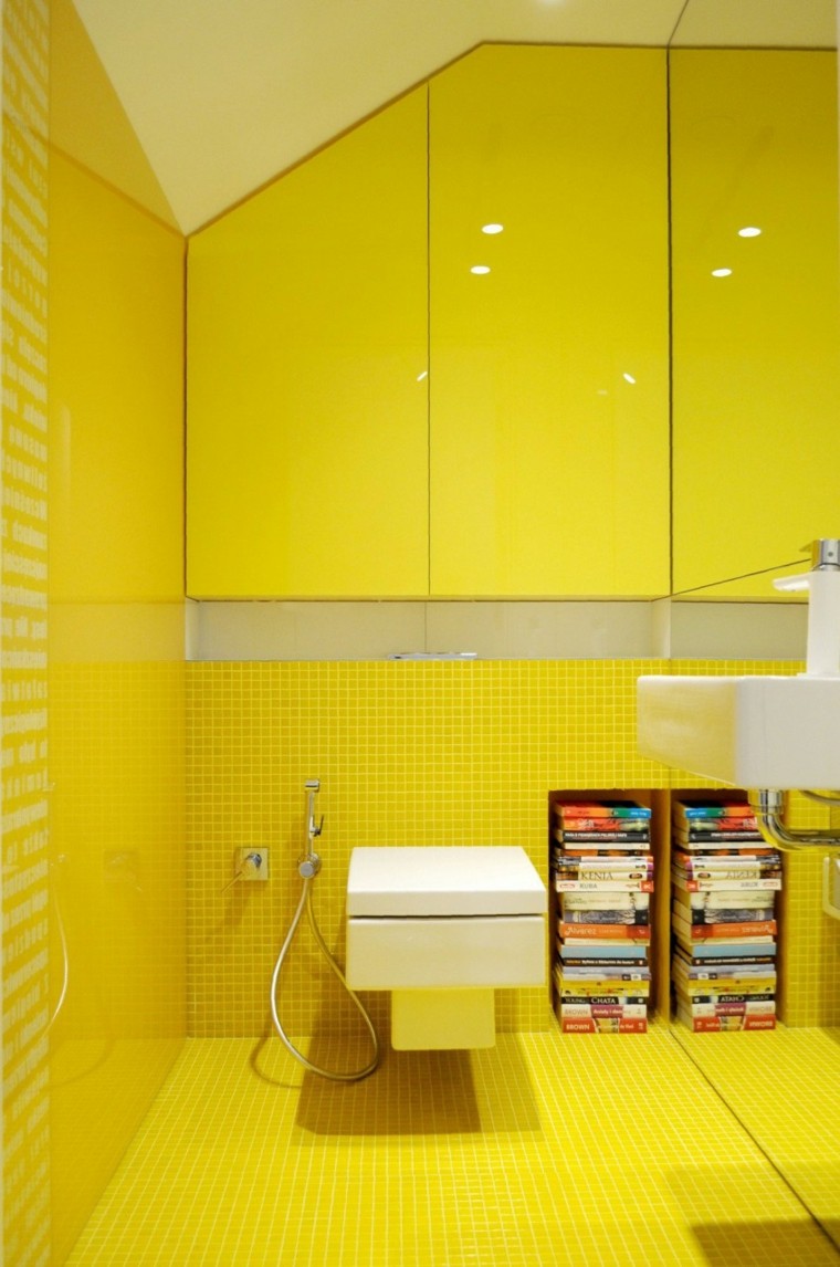 idées de salle de bain moderne mur jaune vif