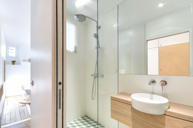 petite salle de bain moderne avec douche et lavabo en bois