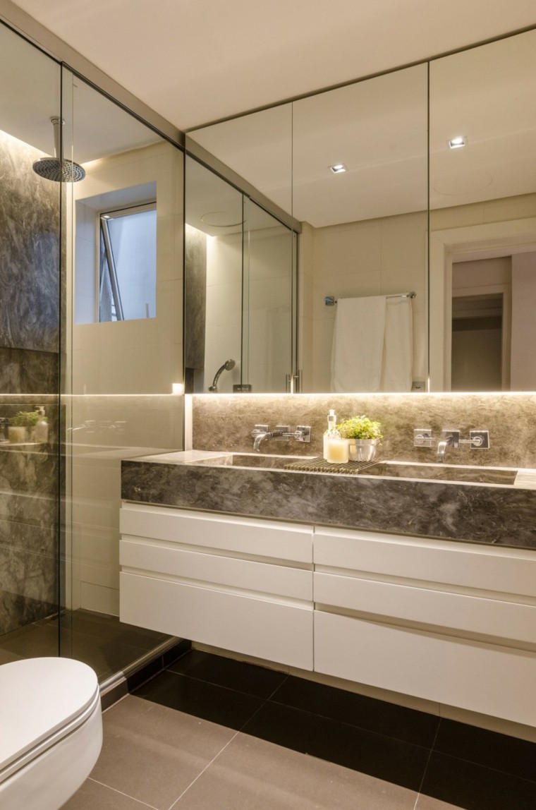 petite salle de bain douche en verre mamapra vasque en marbre