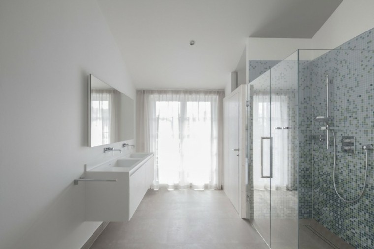 idées de rideau de douche de style minimaliste salle de bain spacieuse