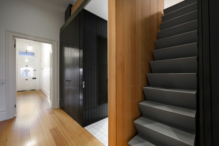 Escalier raide design d'intérieur de maison moderne
