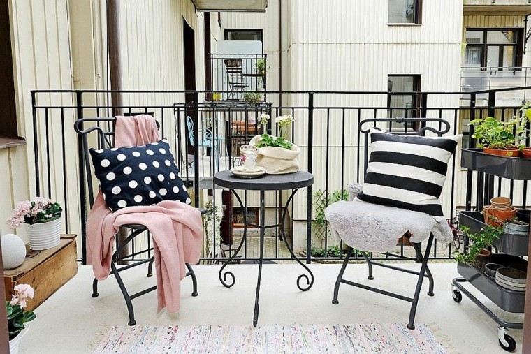 chaises en acier terrasse petit appartement idées scandinaves