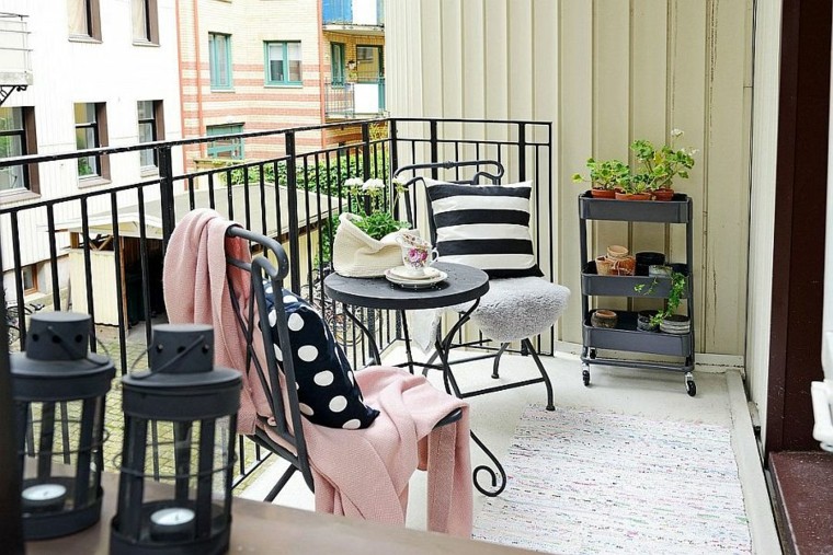 chaises noires petite terrasse idées de style ecandinavian