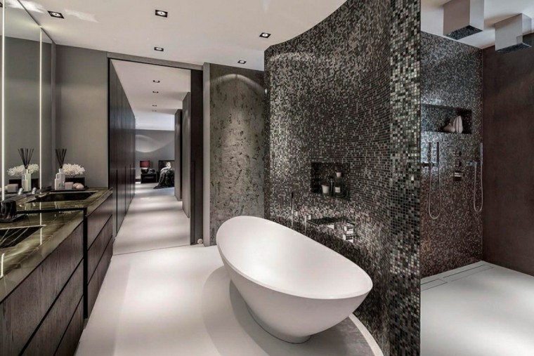 salle de bain baignoire belle mosaique murale blanche idees de couleur grise