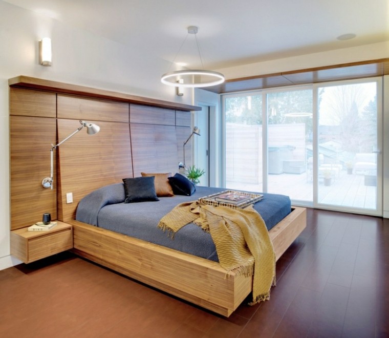 светла спална соба залив прозорец голем модерен кревет од дрво