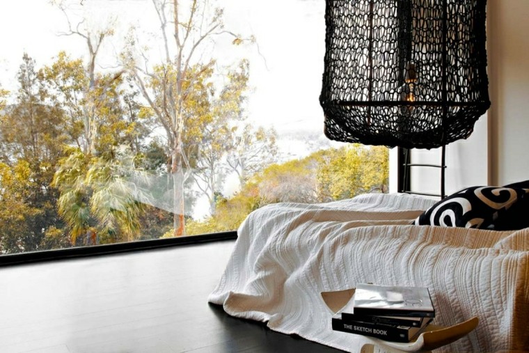 Идеи за украсување на спална соба прозорец за кревет модерна ноќна маса