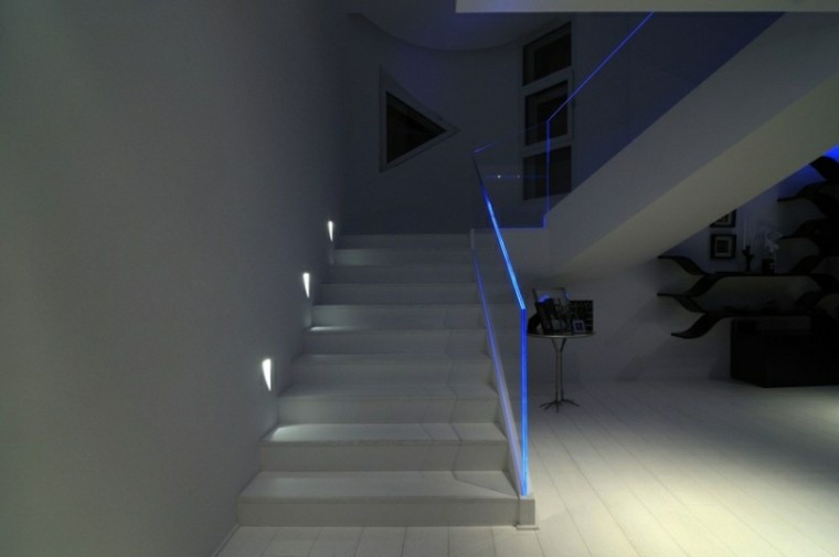 Идеи за LED осветлување на скалите сино бело