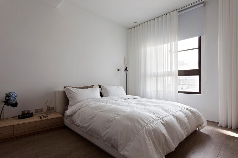 chambre à coucher design scandinave rideaux de lumière blancs modernes