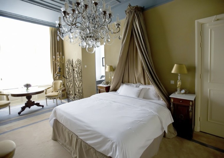 крошна кревет убава спална соба кристален лустер модерни идеи