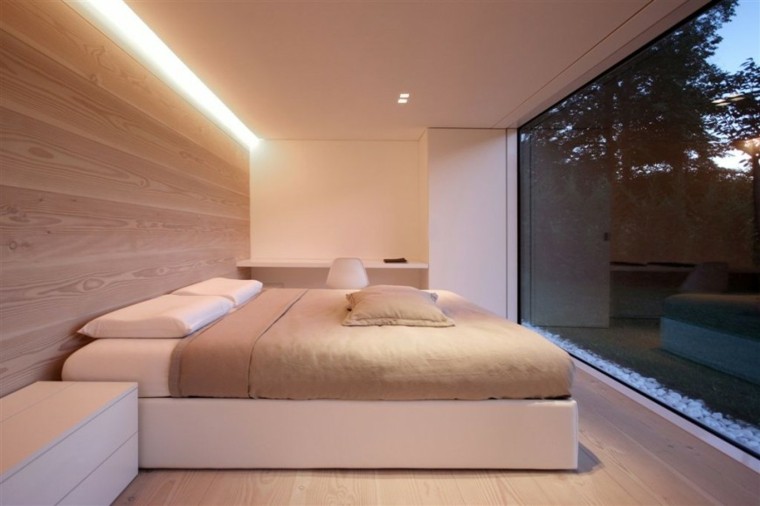 Idées de revêtements de sol en bois de mur de chambre à coucher élégante traditionnelle