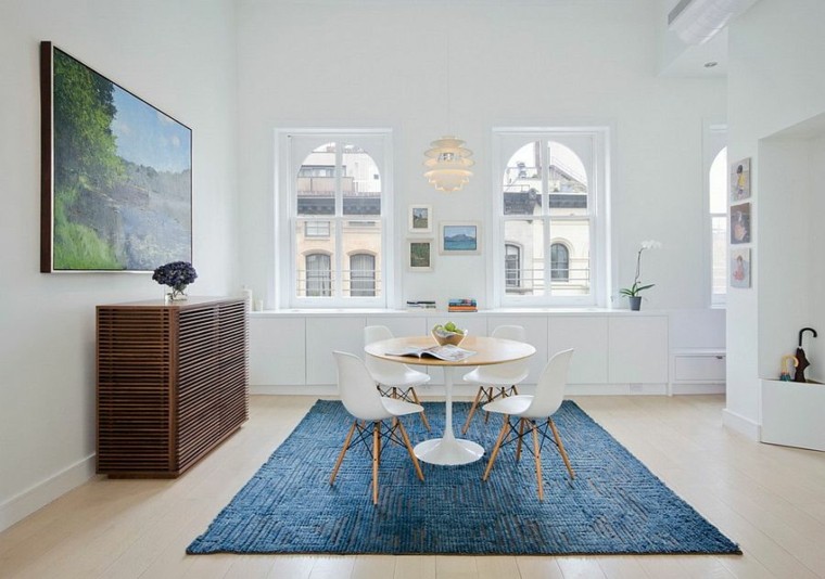 design interiéru modrý koberec přidat barvu nápady skandinávského obývacího pokoje