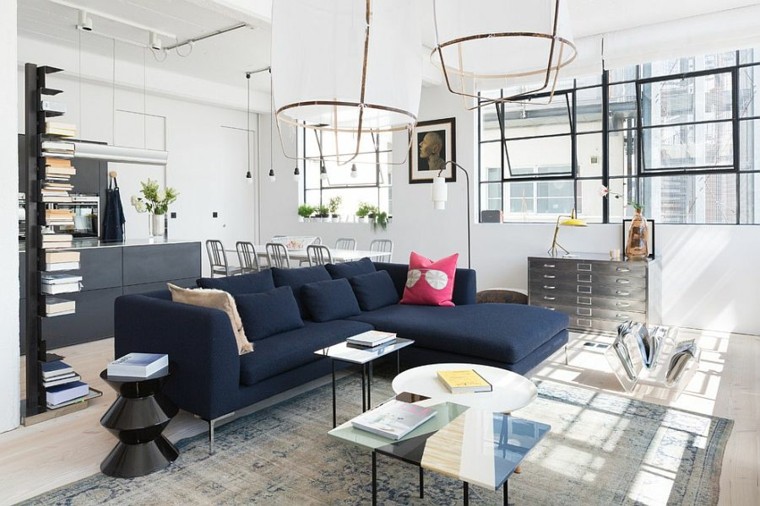 design interiéru velká tmavě modrá pohovka reflektor obývací pokoj nápady