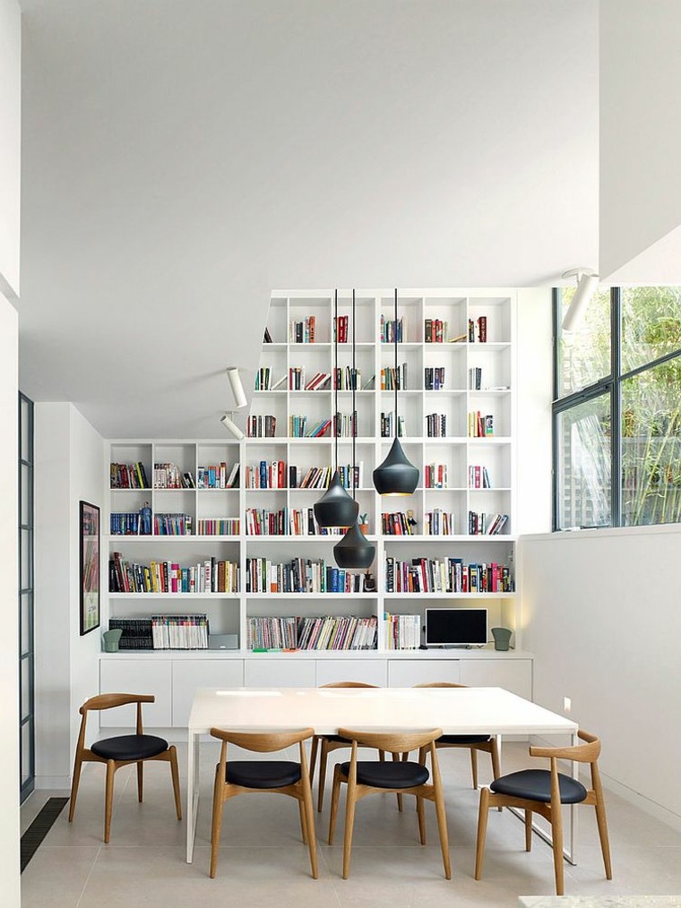 chaises de table murs blancs idées d'étagères en bois en cuir noir