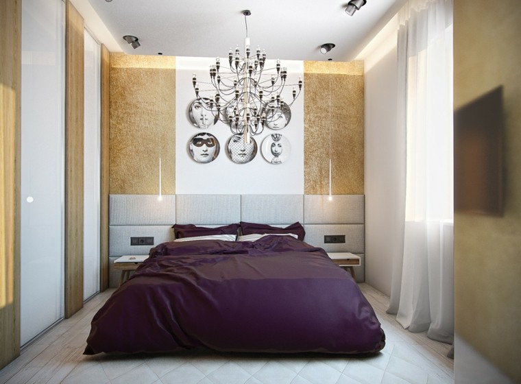 виолетова фотографија на креветот во спалната соба