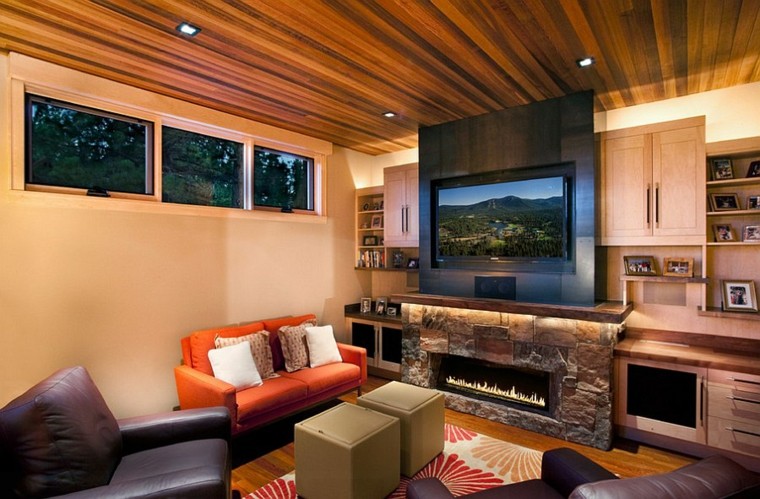 petit salon de style rustique cheminée au plafond en bois TV