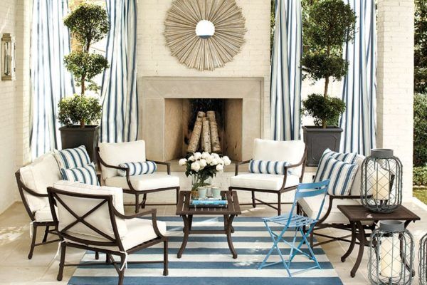 Comment décorer un canapé d'extérieur combiné avec des chaises bleues 