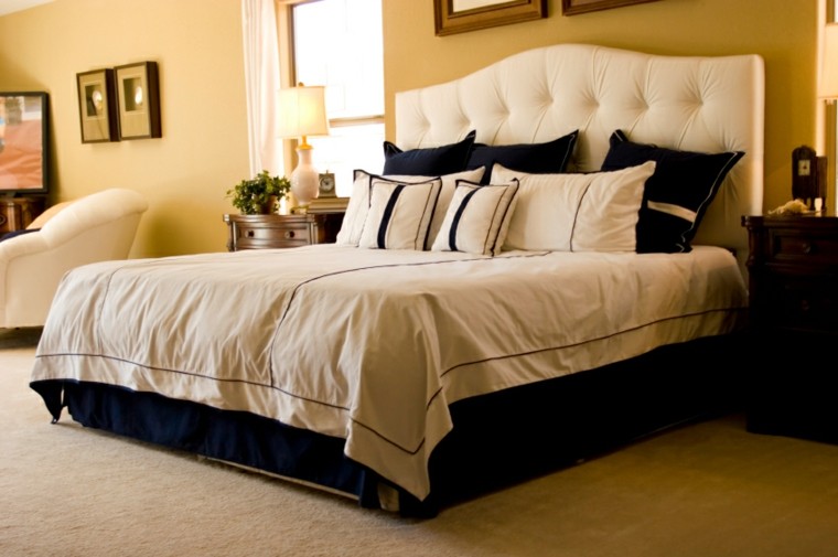 Стилски идеи за спална соба со бел заден кревет